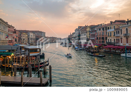 ヴェネツィア、リアルト橋からの眺め (イタリア) ヴェネツィア、リアルト橋からの眺め (イタリア) 100989005