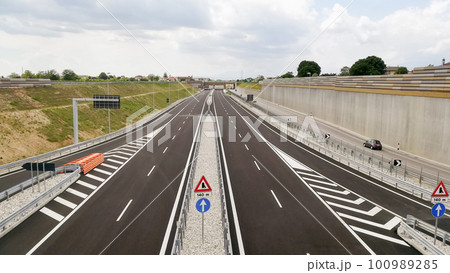 Empty new highway view. No traffic Empty new highway view. No traffic 100989285
