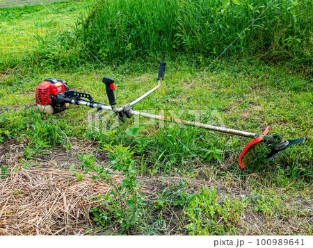 Manual petrol lawn mower for mowing lawns. Manual petrol lawn mower for mowing lawns. 100989641