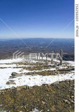 栃木県 那須岳 残雪期の登山道の風景 100992952