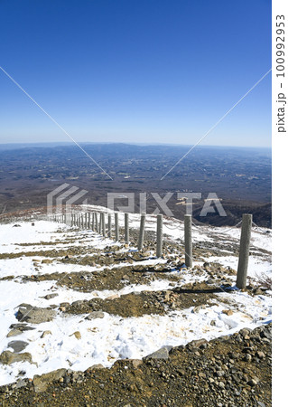 栃木県 那須岳 残雪期の登山道の風景 100992953