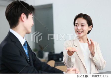 コーチング_にこやかに話す女性の上司1 100993145