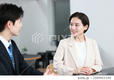 コーチング_にこやかに話す女性の上司2 100993146