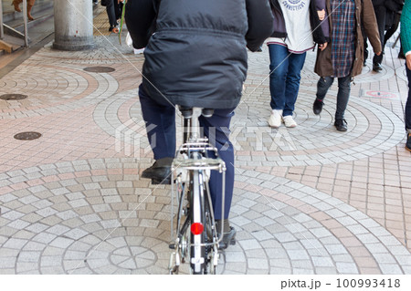 駅前の出口を走行する自転車 駅前の出口を走行する自転車 100993418