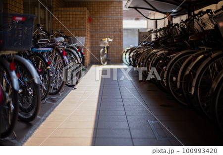 マンションの駐輪場に停められた自転車 マンションの駐輪場に停められた自転車 100993420
