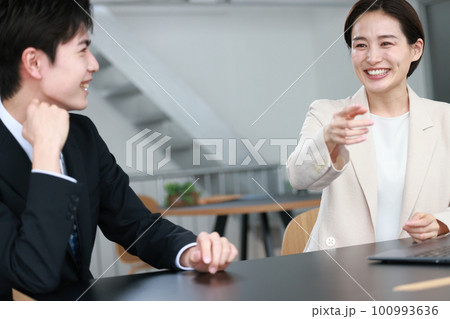 ティーチング_にこやかに話す女性の上司2 100993636