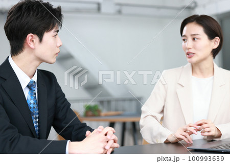 コーチング_悪い評価を神妙な表情で聞く男性1 100993639