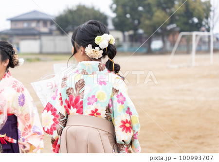 小学校の卒業式にはかま姿で出席する小学生の女の子 小学校の卒業式にはかま姿で出席する小学生の女の子 100993707