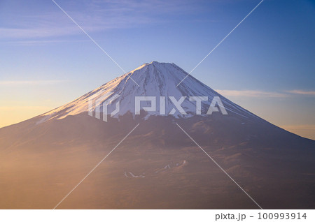 （山梨県）王岳展望・朝焼けに染まる富士山の絶景 100993914
