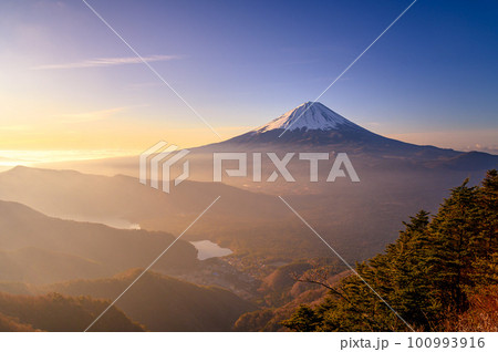 （山梨県）王岳展望・朝焼けに染まる富士山の絶景 100993916