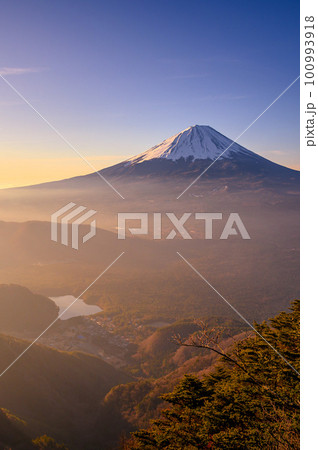 （山梨県）王岳展望・朝焼けに染まる富士山の絶景 100993918