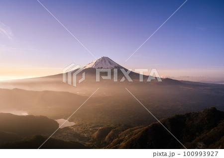 （山梨県）王岳展望・朝焼けに染まる富士山の絶景 100993927