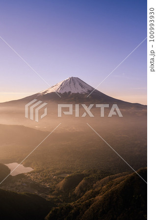 （山梨県）王岳展望・朝焼けに染まる富士山の絶景 100993930