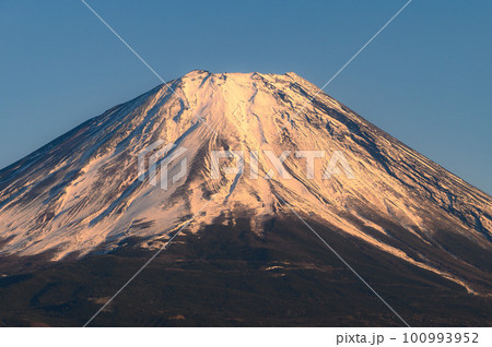 （山梨県）夕焼けに染まる富士山・クローズアップ 100993952
