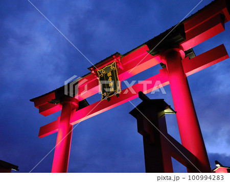夕闇に浮かぶ弥彦神社の大鳥居 夕闇に浮かぶ弥彦神社の大鳥居 100994283