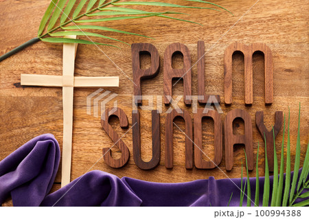 Palm sunday background. Cross and palm on vintage background. 100994388