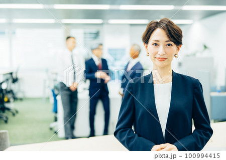 オフィスに並ぶビジネスパーソン 100994415