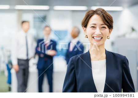 クリエイティブなビジネスチーム クリエイティブなビジネスチーム 100994581