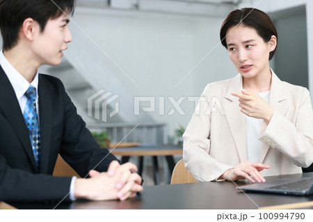 コーチング_身振りを交え悪い評価を伝える女性の上司2 100994790