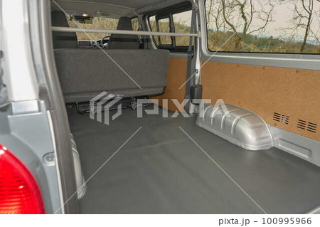 新車の商用バンの内装 100995966