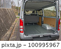 新車の商用バンの内装 100995967