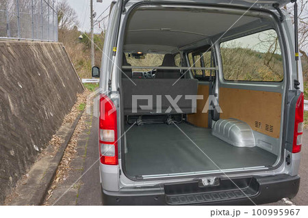 新車の商用バンの内装 100995967