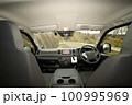 新車の商用バンの内装 100995969