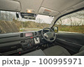 新車の商用バンの内装 100995971