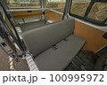 新車の商用バンの内装 100995972
