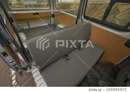 新車の商用バンの内装 新車の商用バンの内装 100995972