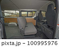 新車の商用バンの内装 100995976