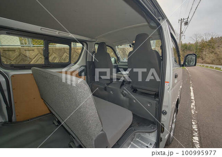 新車の商用バンの内装 新車の商用バンの内装 100995977
