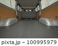 新車の商用バンの内装 100995979
