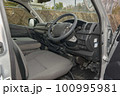 新車の商用バンの内装 100995981