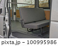 新車の商用バンの内装 100995986