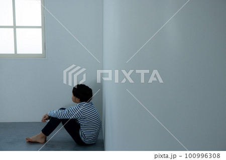 壁に寄りかかる男の子 100996308