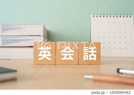 英会話と書かれたブロックが置かれたデスク 100996492