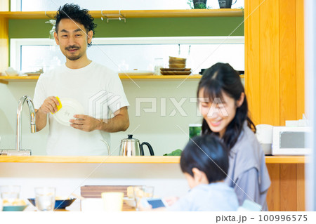 家事をする男性 家事をする男性 100996575