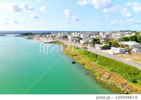 雄樋川大橋／雄樋川より港川漁港方面を望む(沖縄県八重瀬町)【2023.3】 100996619