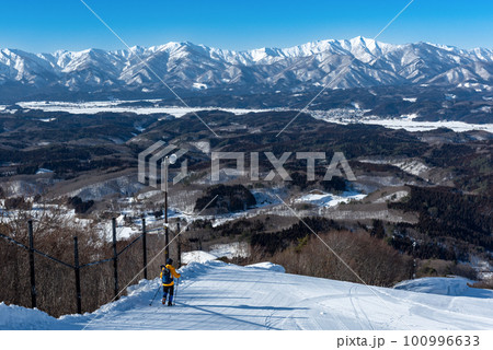 快晴で絶景の山形赤倉温泉スキー場を行く雪山登山者 快晴で絶景の山形赤倉温泉スキー場を行く雪山登山者 100996633