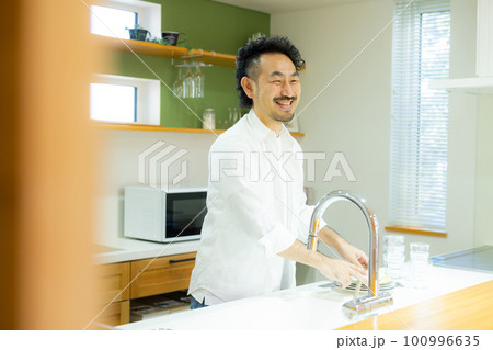 キッチンの男性 キッチンの男性 100996635