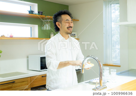 キッチンの男性 100996636