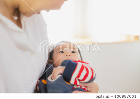 赤ちゃんを抱く女性 赤ちゃんを抱く女性 100997001