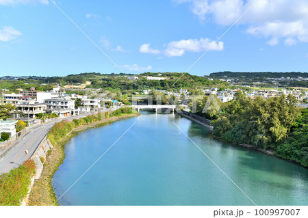 雄樋川大橋／雄樋川より上流方向を望む(沖縄県八重瀬町)【2023.3】 100997007