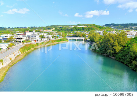 雄樋川大橋／雄樋川より上流方向を望む(沖縄県八重瀬町)【2023.3】 100997008