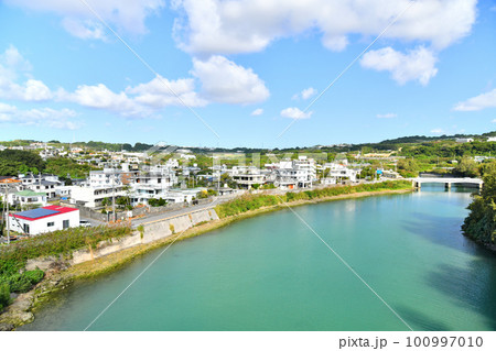 雄樋川大橋／雄樋川より上流方向を望む(沖縄県八重瀬町)【2023.3】 100997010