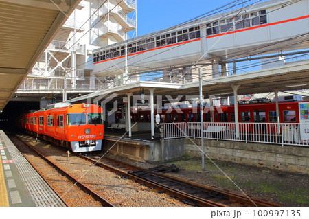 【愛媛県松山市】　松山市駅　プラットホーム 100997135