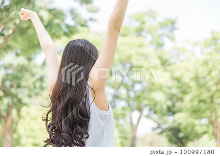 新緑の中で深呼吸する女性(顔なし) 新緑の中で深呼吸する女性(顔なし) 100997180