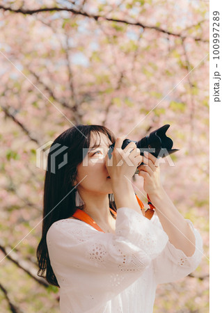 写真を撮る女性 100997289