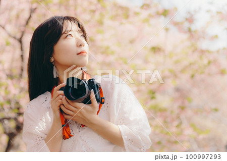 写真を撮る女性 写真を撮る女性 100997293